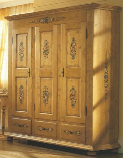 armadio in legno decorato